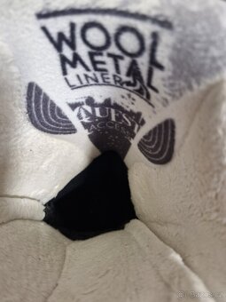 lyže a lyžařské boty - 7