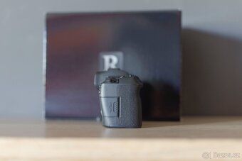 Canon EOS R - 7