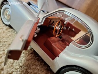 Jaguár XK 120 1:18 - 7