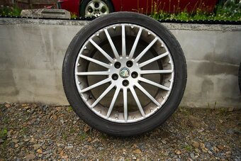 Prodám originální alu disky+ pneu Alfa Romeo - 7