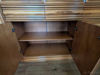 Krásná designová prosklená vitrína - 7