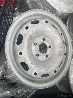 Zimné pneumatiky 185/60 R14; plechové disky 6Jx14 ET 43 - 7