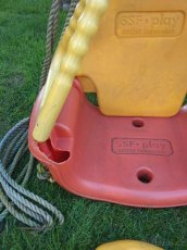 Starší plastová houpačka. - 7