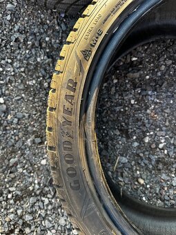 235/40/R19 - 7