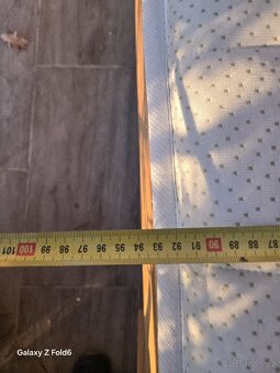 Postel + skoro nová  matrace 200× 95 cm. - 7