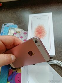 Apple iPhone SE 32gb rose gold pěkný stav - 7