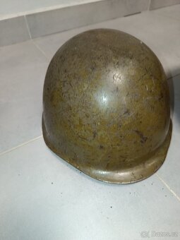 Dvě vojenské helmy a čepice SNB - 7