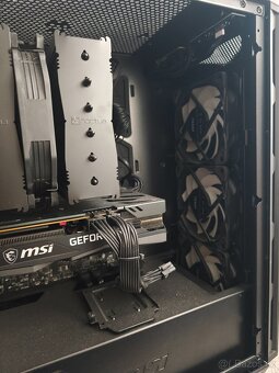 Herní počítač s klávesnicí, monitorem a reproduktory - 7