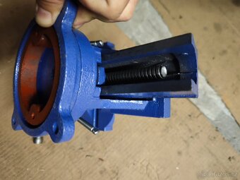 Svěrák stolní 150 mm otočný - 7