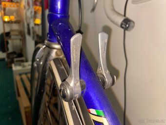 Starší silniční kolo v dobrém stavu - 7