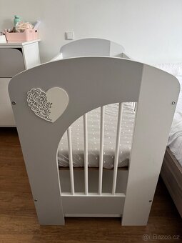 Komoda s přebalovacím nástavcem a dětská postýlka se zásuvko - 7