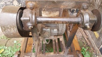 Prodám cirkulárku domácí výroby s kolébkou. - 7