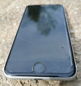 Nějaký iPhone 7 ? iPhone 8? - 7