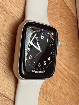Apple hodinky SERIES 4 Silver White 44mm TOP STAV - 7