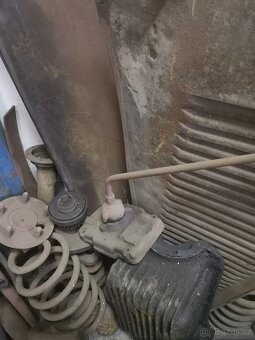 Prodám náhradní díly na Mercedes 170v - 7