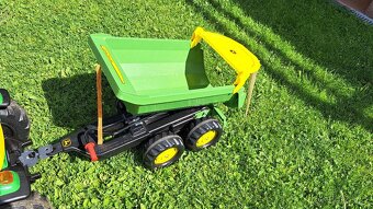 Prodám zánovní dětský elektrický traktůrek John Deere - 7