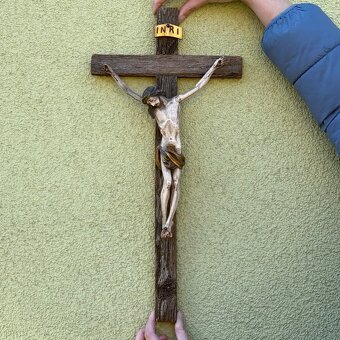 Dřevěný kříž s dřevěným Ježíšem Kristem v polychromii - 7