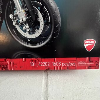 Nové LEGO Technic 42202 Motorka Ducati Panigale V4 S - 7