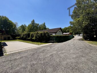 Dva RD s krytým stáním, kolnou a zahradou 2155 m2 - Rozvadov - 7