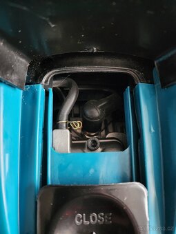 Benzínový zádový foukač listí BBX9900, 4T - 7