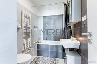 Pronájem bytu 2+kk (66m²) s balkonem a vlastním parkovacím s - 7