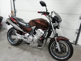 Honda Hornet 900 + nový kufr. Top stav - 7