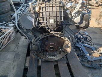 Prodám motor ko na spodku,na mercedes - 7