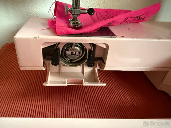 Růžový šicí stroj Privileg - 7