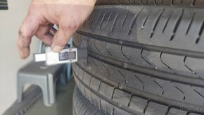 Prodám letní pneu Pirelli 235/50 R19 - 7