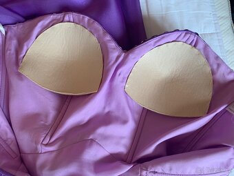 Fialové plesové šaty s kamínky bez ramínek XS - 7