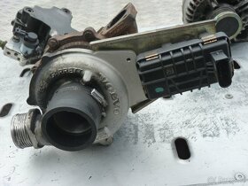 VOLVO XC70 2,4D D5 - PŘÍSLUŠENSTVÍ MOTORU - 7