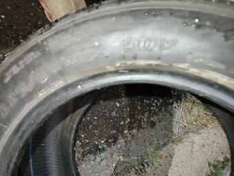 Prodám 2x pěkně pneu 225/50 R15 za obě 300,- - 7