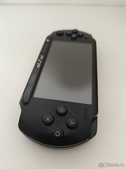 PSP E1004 flash, 4GB karta, nabíječka + hry / PlayStation Po - 7