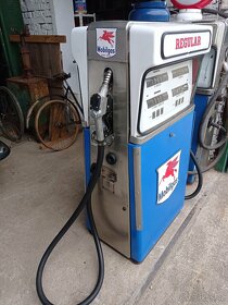 Starrý benzinový stojan TOKHEIM USA, 1962 Mobilgas, double - 7