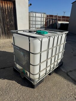 Prodám potravinářské nádrže na vodu objem 600 litrů - 7