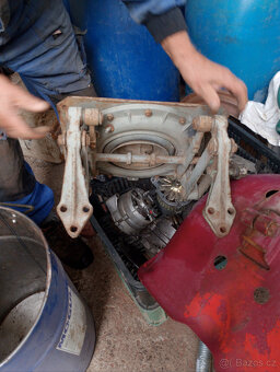 Profilovací lis, CO2 svářečka, sedačky, klec na prase,  ad. - 7