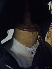 Dobové šaty na stojanu - 7