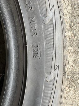 2x zimní 215/55 R17 98V zn. GOODYEAR - 7