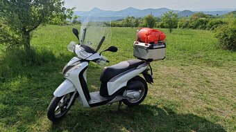 Skůtr Honda SH 125i - Nová bateriea doplňky za 11K - 7