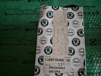 průchodka kabeláže víka kufru Škoda Octavia I - 7