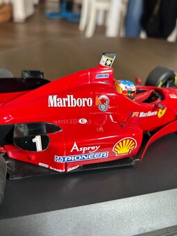Ferrari F310/2 1:18(1996) - 7
