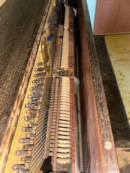 Prodám starší akustické piano – krásný zvuk, plně funkční - 7