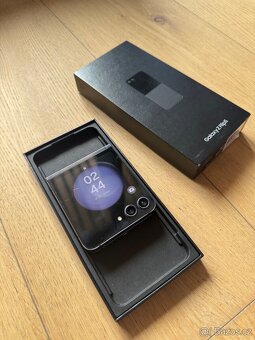 Samsung Galaxy Z Flip 5 256GB šedý - 7