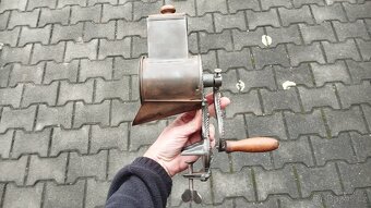 Starý krásný zdobený mlýnek na strouhanku DUPLEXII - 7