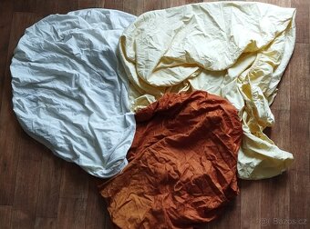 Čtyři natahovací prostěradla (Veba) a čistá teploučká peřina - 7