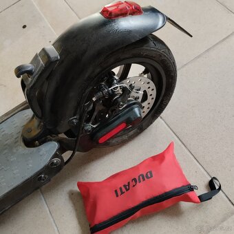 Elektrokoloběžka Ducati. - 7