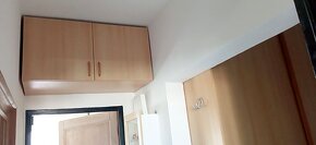 Vestavěná skříň + dvě skříňky a police na boty - 7