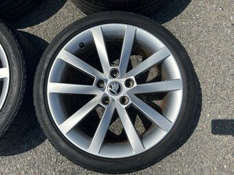 Original letni kola Skoda Alaris 5x112 7,5J ET51 225/40 R18 - 7