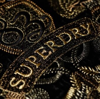 Superdry zdobené teplákové šaty s kapsami - 7