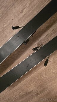 Švýcarské Stöckli lyže Team SX 140 cm + sportovní hůlky - 7